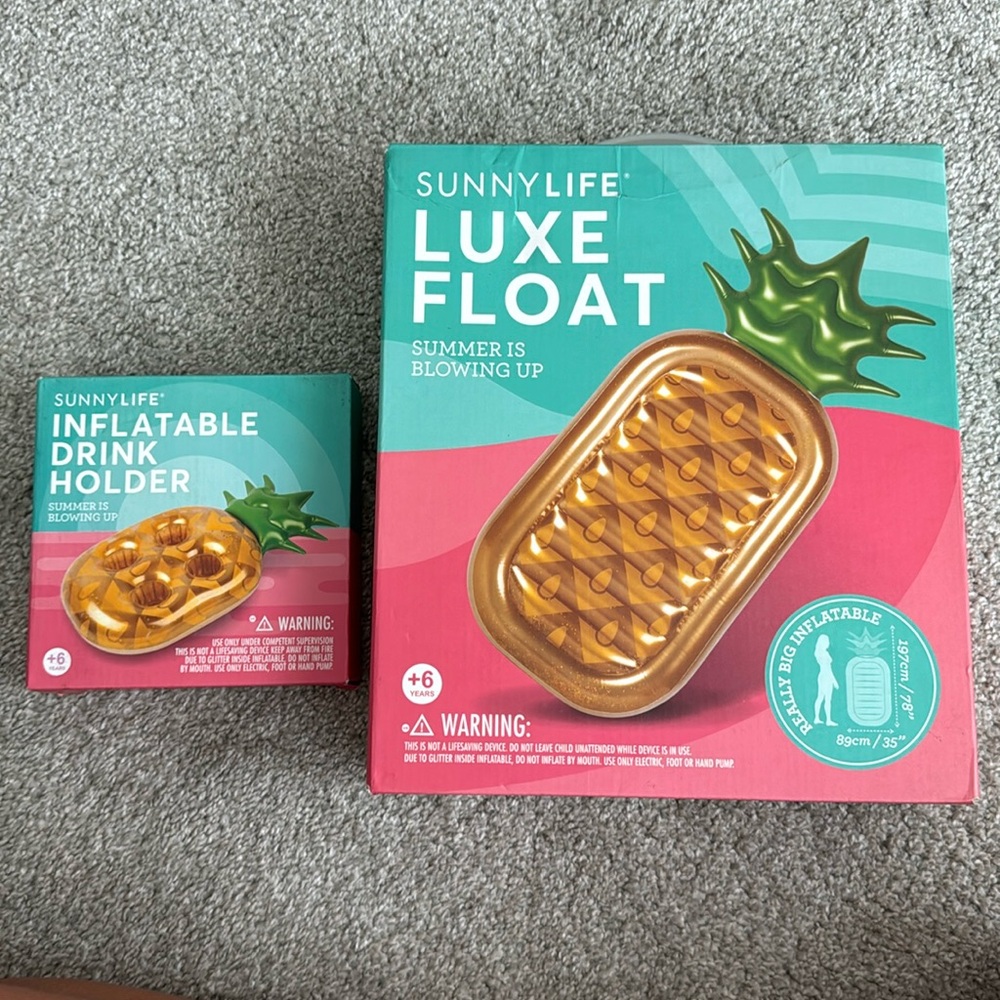 BNWT! SunnyLife Luxe Float - pineapple with matching inflatable drink holder